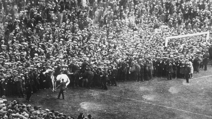Billy the horse clears the crowds