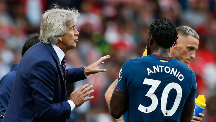 Manuel Pellegrini talks to Michail Antonio
