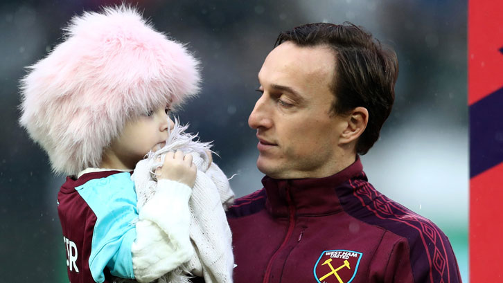 Isla Caton se k Mark Noble připojila jako maskot v lednu 2018