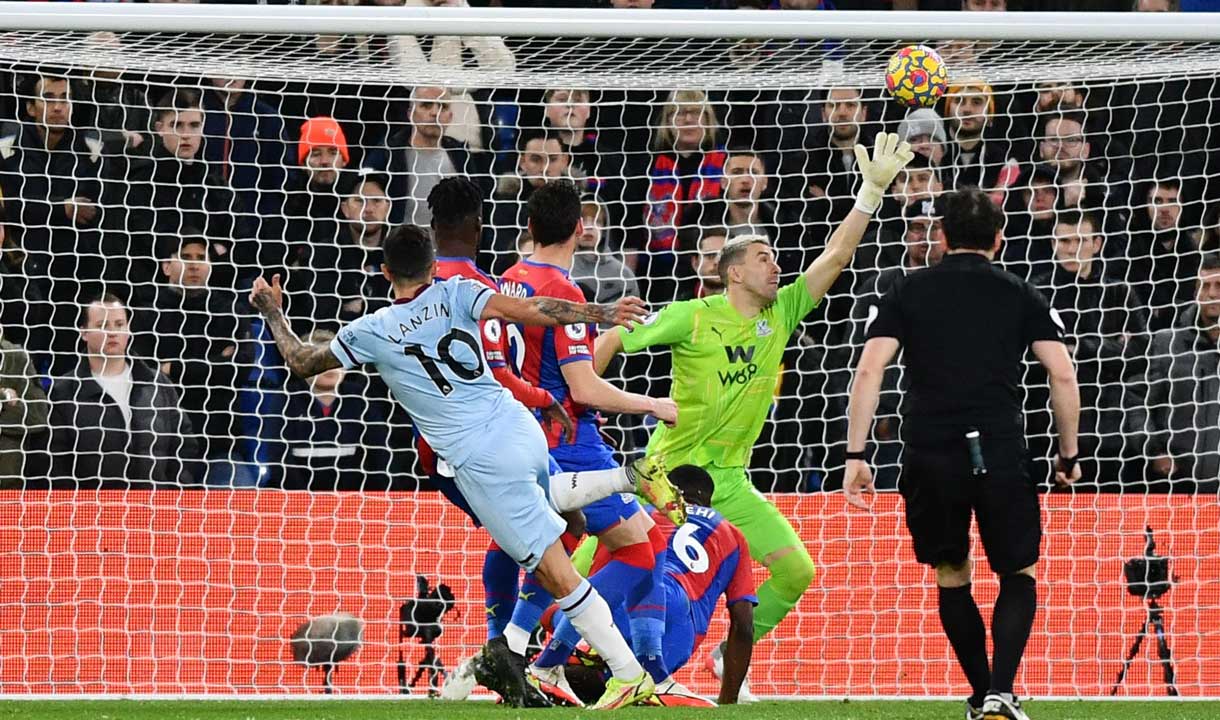 Manuel Lanzini scores his first at Selhurst Park