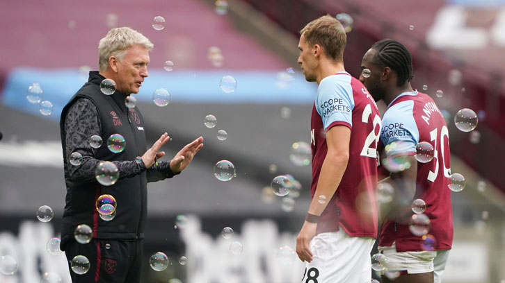 David Moyes talks to Soucek and Antonio