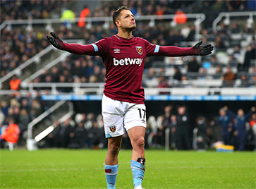 Chicharito celebrates the Hammers' second
