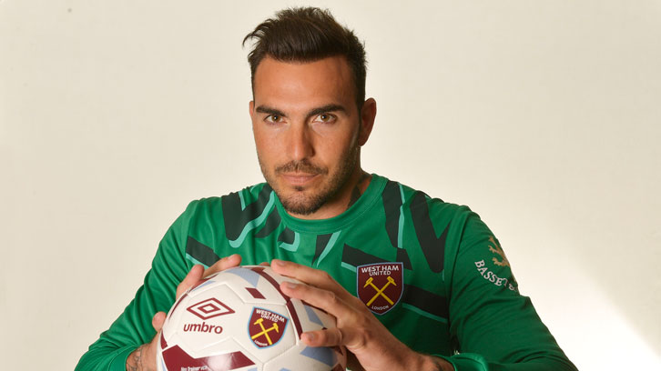 Roberto ya posa con jugador del West Ham.