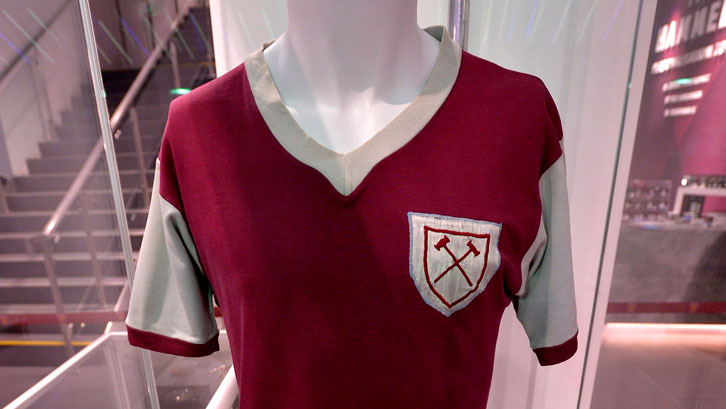 england shirt bobby moore